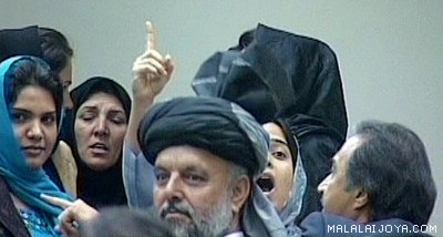 ملالی جویا لحظاتی بعد از آنکه در درون پارلمان مورد حمله قرار گرفت ملالی جویا لحظاتی بعد از آنکه در درون پارلمان مورد حمله قرار گرفت