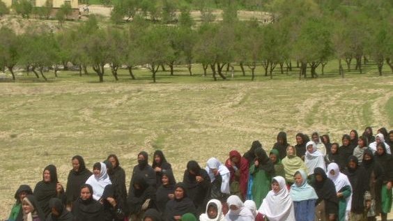 گزارش همراه عکس های بیشتری از تظاهرات مردم دایکندی/ آيا مردم برای حقوقشان سلاح بدست بگيرند؟