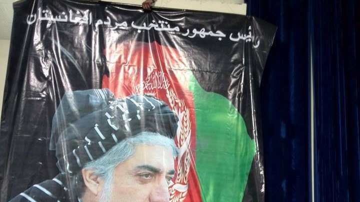 ویدئوی پایین کشیده شدن تصویر حامد کرزی از خیمه لوجه جرگه