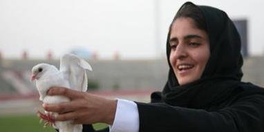 ورزشگاه کابل: يک دختر و پرنده ی صلح