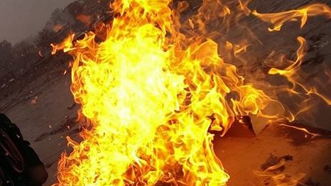 یک هنرمند در اعتراض به وضعیت موجود افغانستان آثار خود را آتش زد