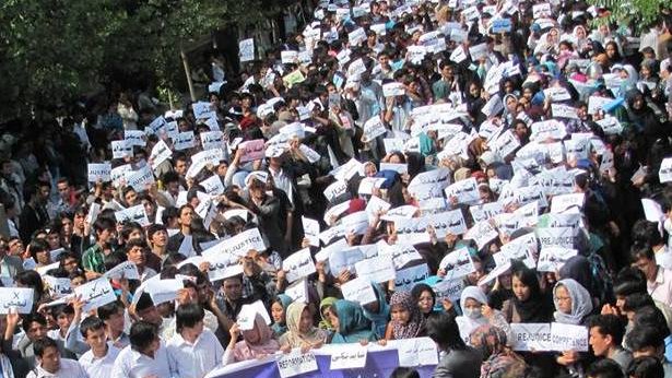 تظاهرات باشکوه هزاران دانشجو در حمایت از دانشجویان معترض؛ بازی کثیف حکومتی کارگر نشد!