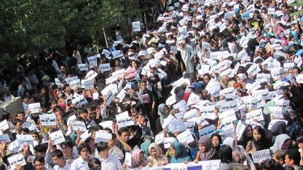 گریه می‌کنم ولی می‌نویسم پیروزی
