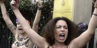 زنان خشمگین برسم اعتراض سینه هارا لُخت کردند 