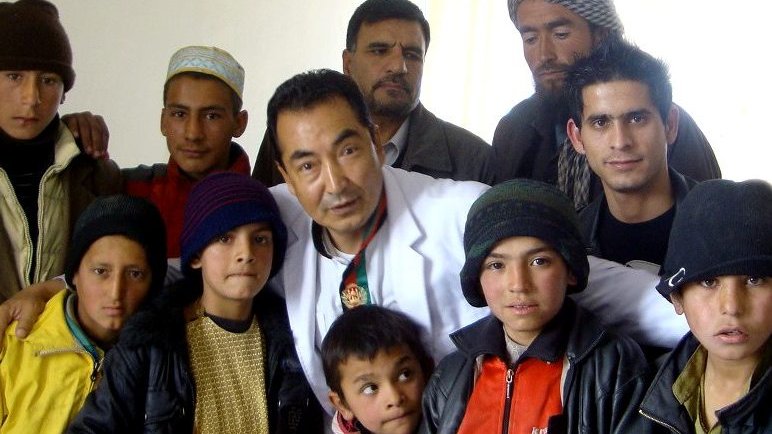 بشردوست دخپل معاش او د وطندوستانو د پیسی نه بیوزلو خلکو سره مرسته وکړه