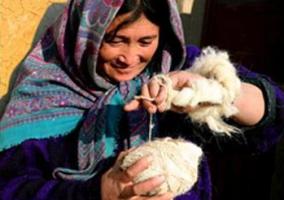 يک زن در دشت برچی شهر کابل از پشم گوسفند تار نخی تيار می کند!