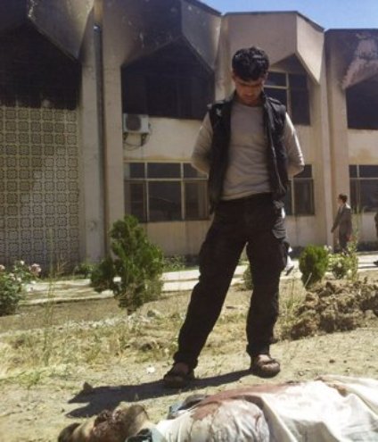 نه زنده ی طالب از ماست و نه مرده ی او 