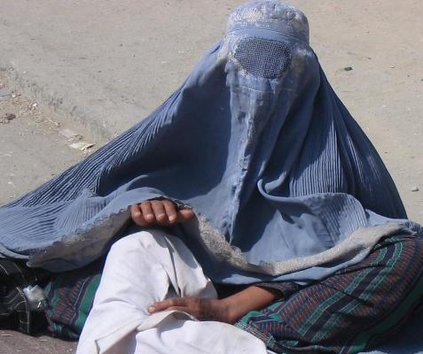 مصارف بی جا و مردمان گرسنه و سرگردان در پی لقمه نان