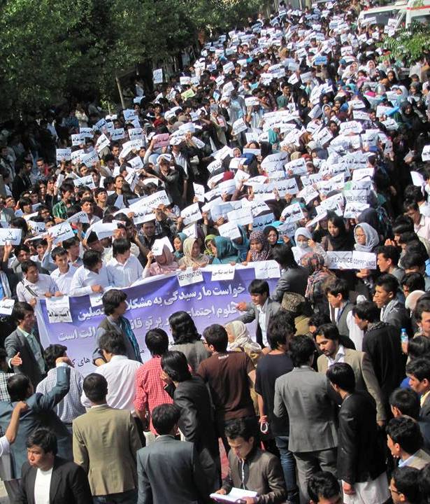 تظاهرات باشکوه هزاران دانشجو در حمایت از دانشجویان معترض؛ بازی کثیف حکومتی کارگر نشد!