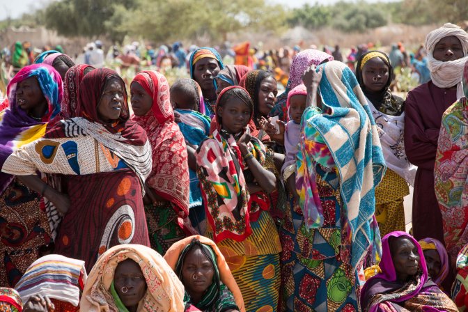 People at a food distribution site on Lake Chad